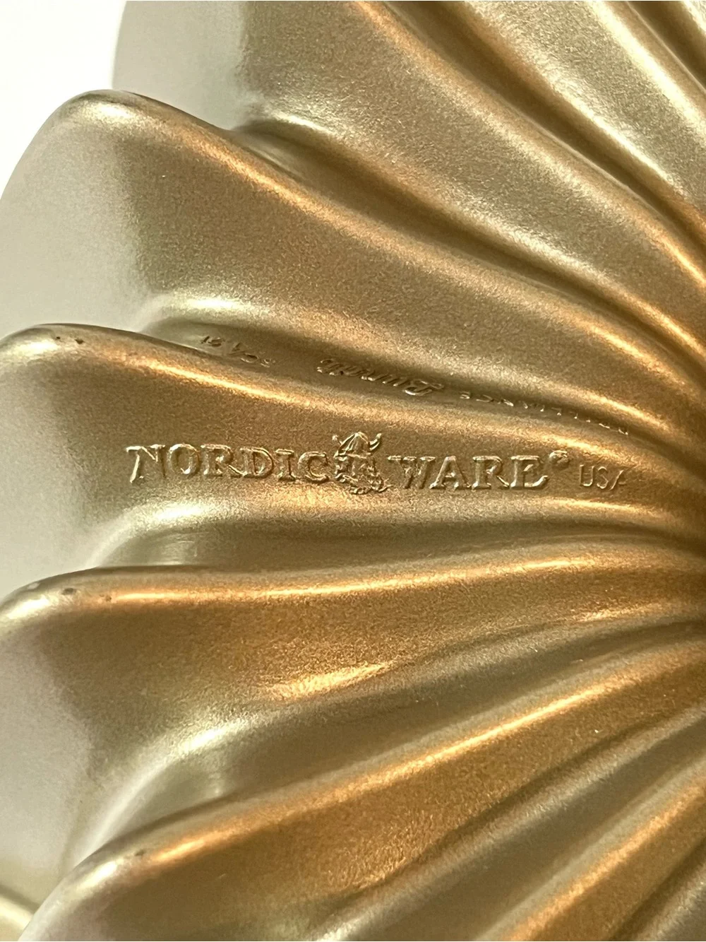 Nordic Ware Brilliance Bundt Cake Cast Aluminum Pan Gold Finish 5 Cups USA 8 in